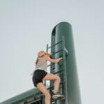 vrouw klimt op ladder