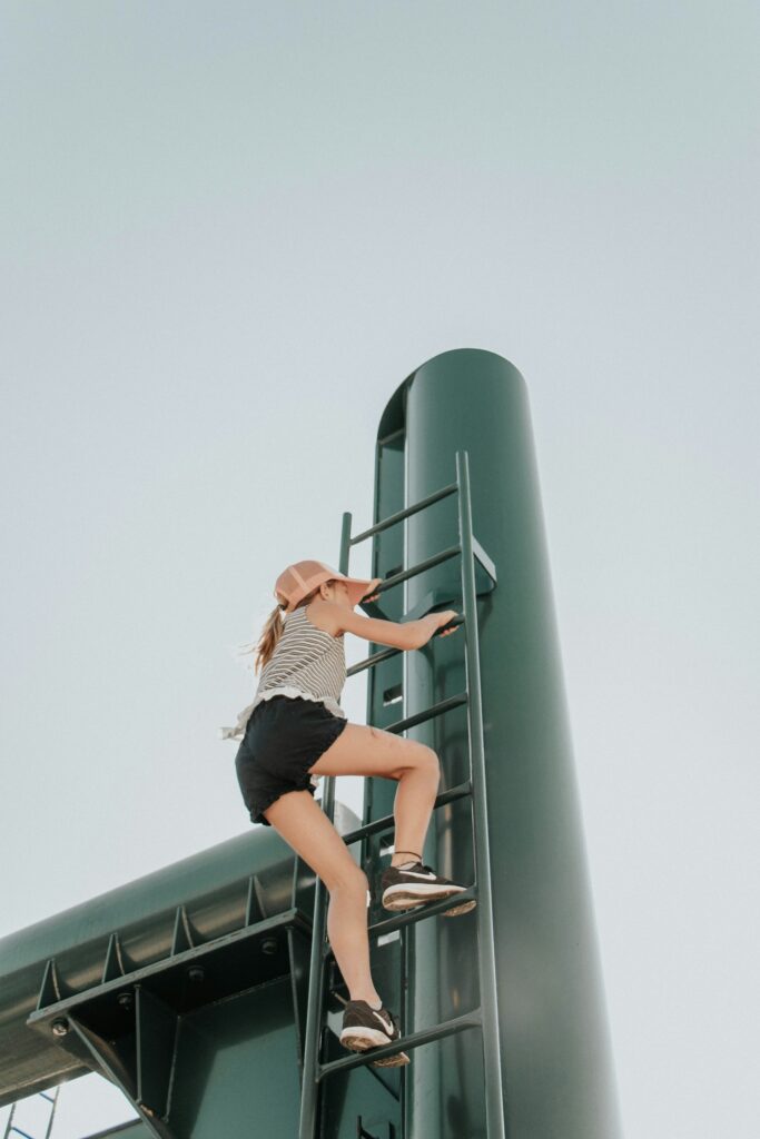 vrouw klimt op ladder