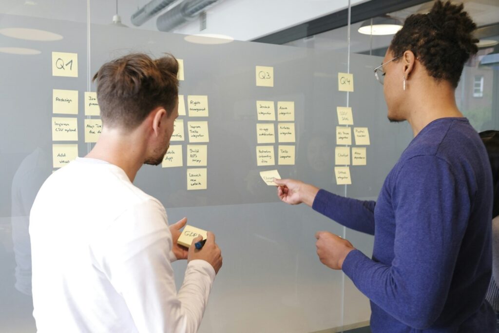 Marketeers zijn hun effectieve marketingstrategieën aan het bespreken
