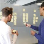 Marketeers zijn hun effectieve marketingstrategieën aan het bespreken