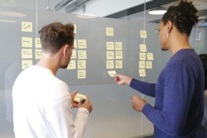 Marketeers zijn hun effectieve marketingstrategieën aan het bespreken