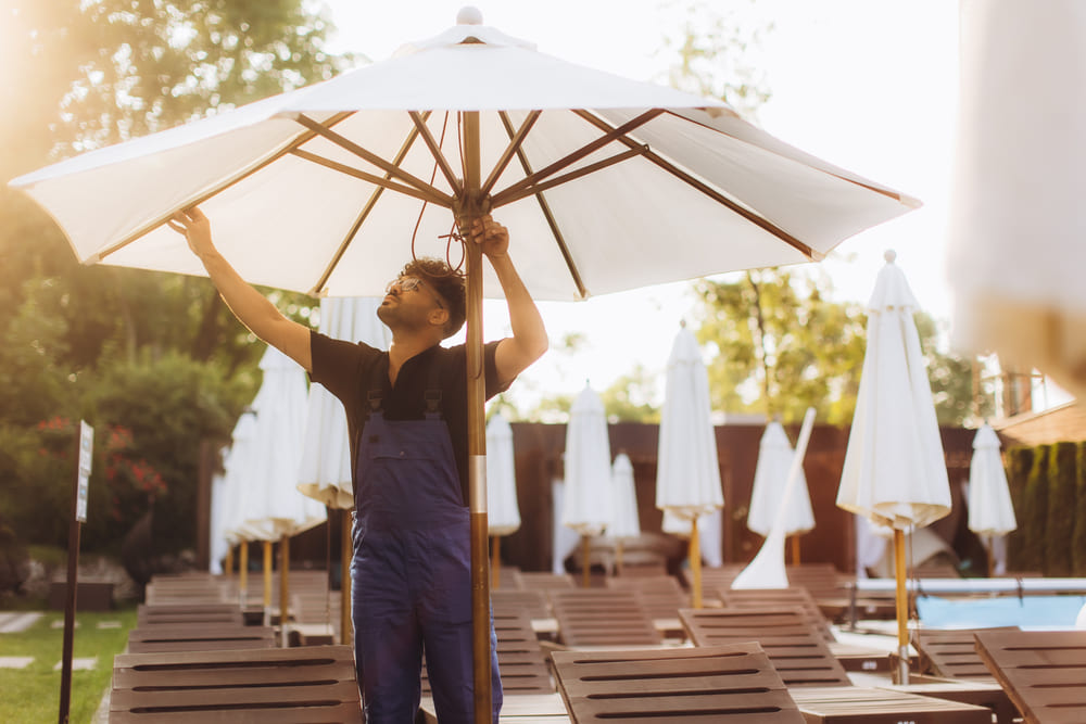 het plaatsen van horeca-zonneschremen bij het zwembad