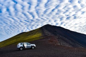 huurauto op een berg tijdens je vakantie