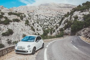 huurauto op vakantie in de bergen van Italië