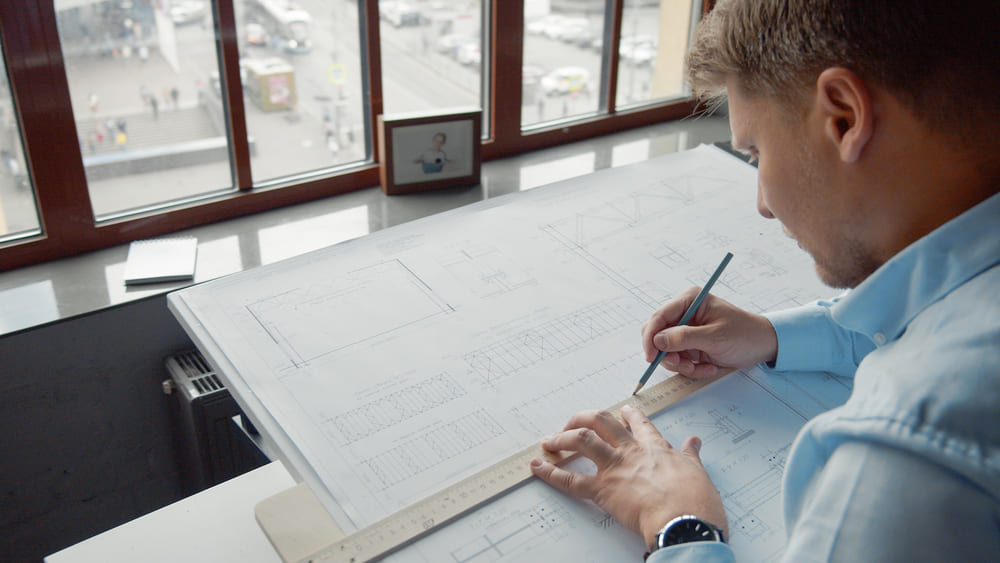 jonge architect hard aan het werk