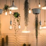 Hanglampen op verschillende hoogtes met planten boven een tafel, met focus op lamphoogte boven tafel.