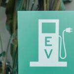 Symbool van een laadpunt aan huis voor elektrische voertuigen op een groen bord met stekkerpictogram