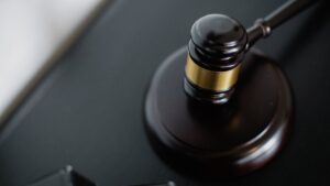 Rechterhamer als symbool voor bezwaar maken tegen een beslissing van justitie