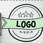 Illustratief logo met drie sterren en banner, passend bij het thema verborgen merkassociaties