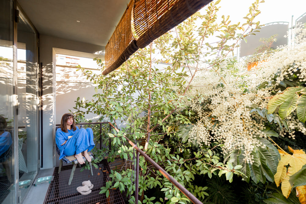 vrouw is aan het genieten van haar groene balkon