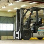 Heftruck in magazijnomgeving gebruikt tijdens heftruckopleiding voor praktijktraining