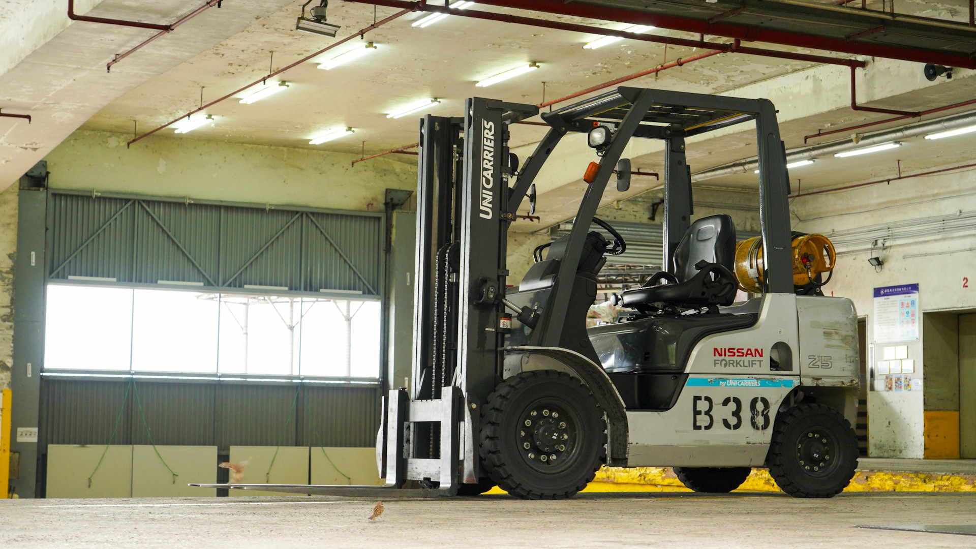 Heftruck in magazijnomgeving gebruikt tijdens heftruckopleiding voor praktijktraining