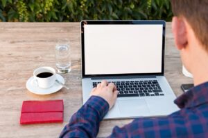 man bezig op laptop